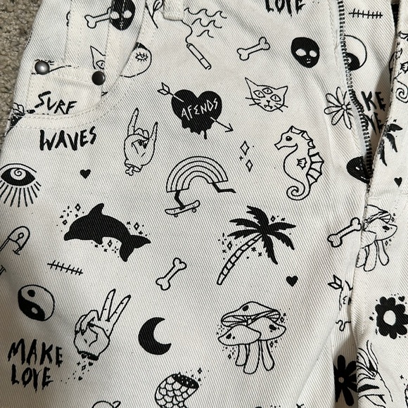 Graffiti White Jean Shorts - Picture 2 of 8